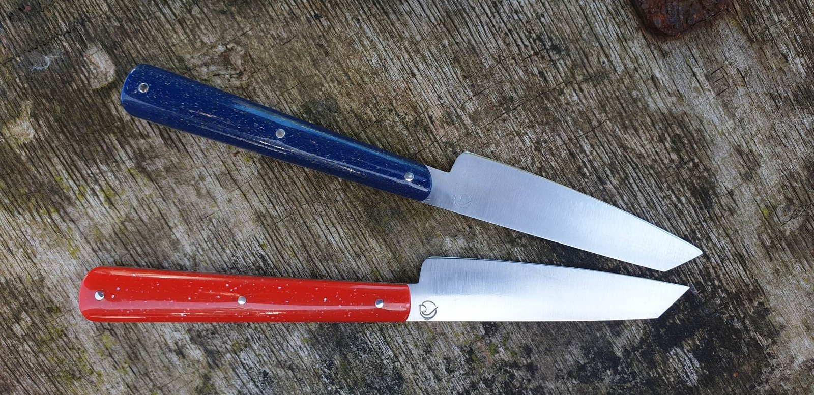 de l'acétate bio made in france sur un couteau